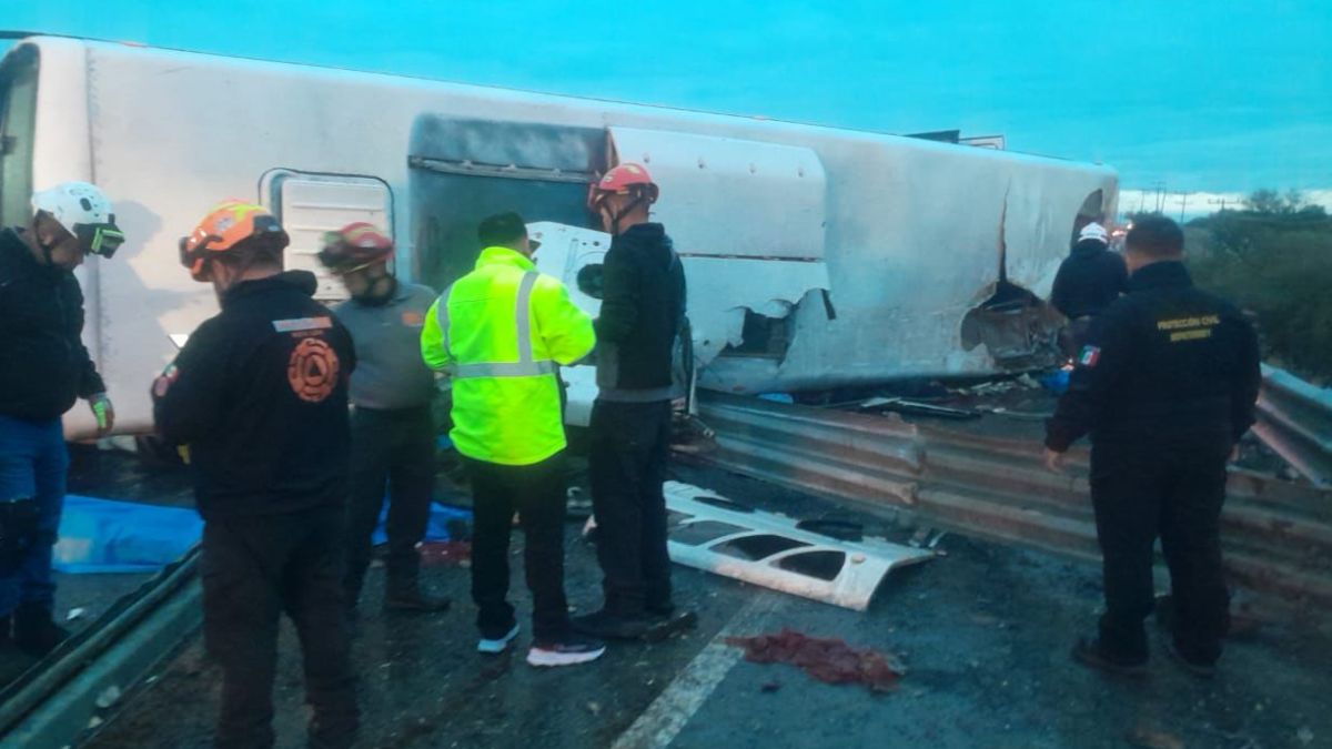 Accidente mortal: volcadura de camión de pasajeros en Apodaca deja múltiples víctimas