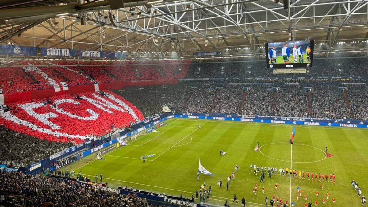 Aficionados del Schalke 04 crean un emotivo mosaico para el Nürnberg en la Bundesliga 2
