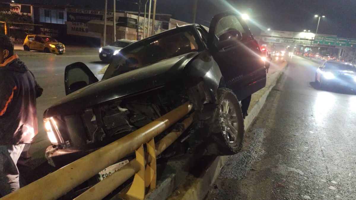 Accidente en Torreón: Conductora sufre fractura expuesta y pierde dedos tras caer en un desnivel