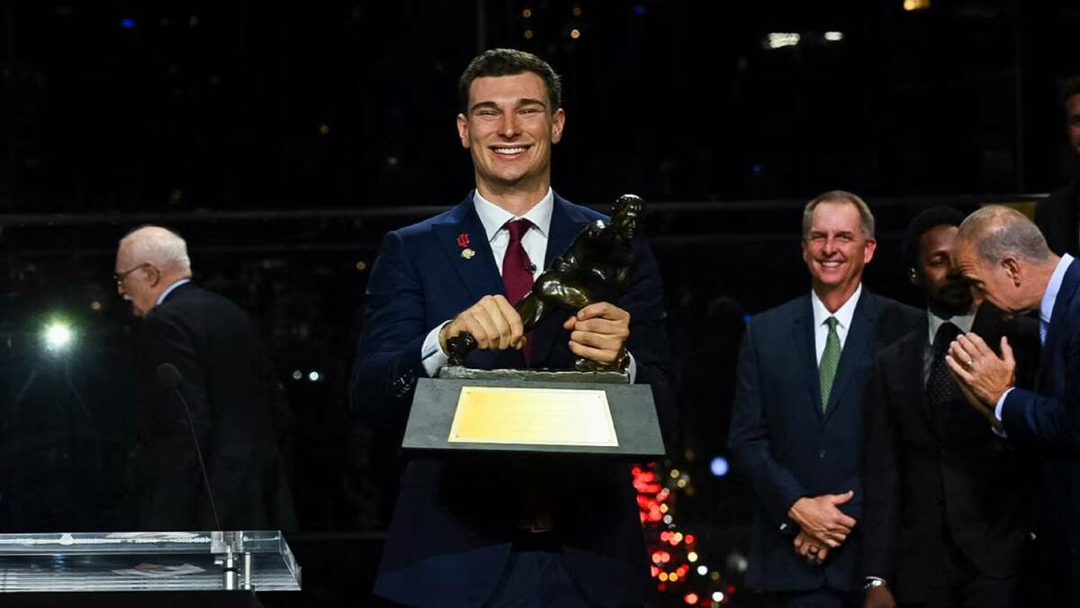 Fernando Mendoza: El Primer Jugador Cubano en Ganar el Prestigioso Trofeo Heisman