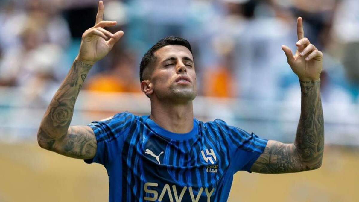 Joao Cancelo y la polémica agresión a un aficionado durante el vuelo | VIDEO
