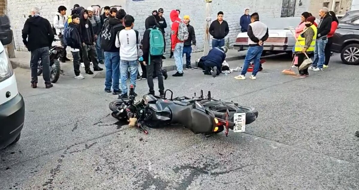 Accidente de moto en Tlaquepaque: Tres estudiantes del Conalep lesionados en choque
