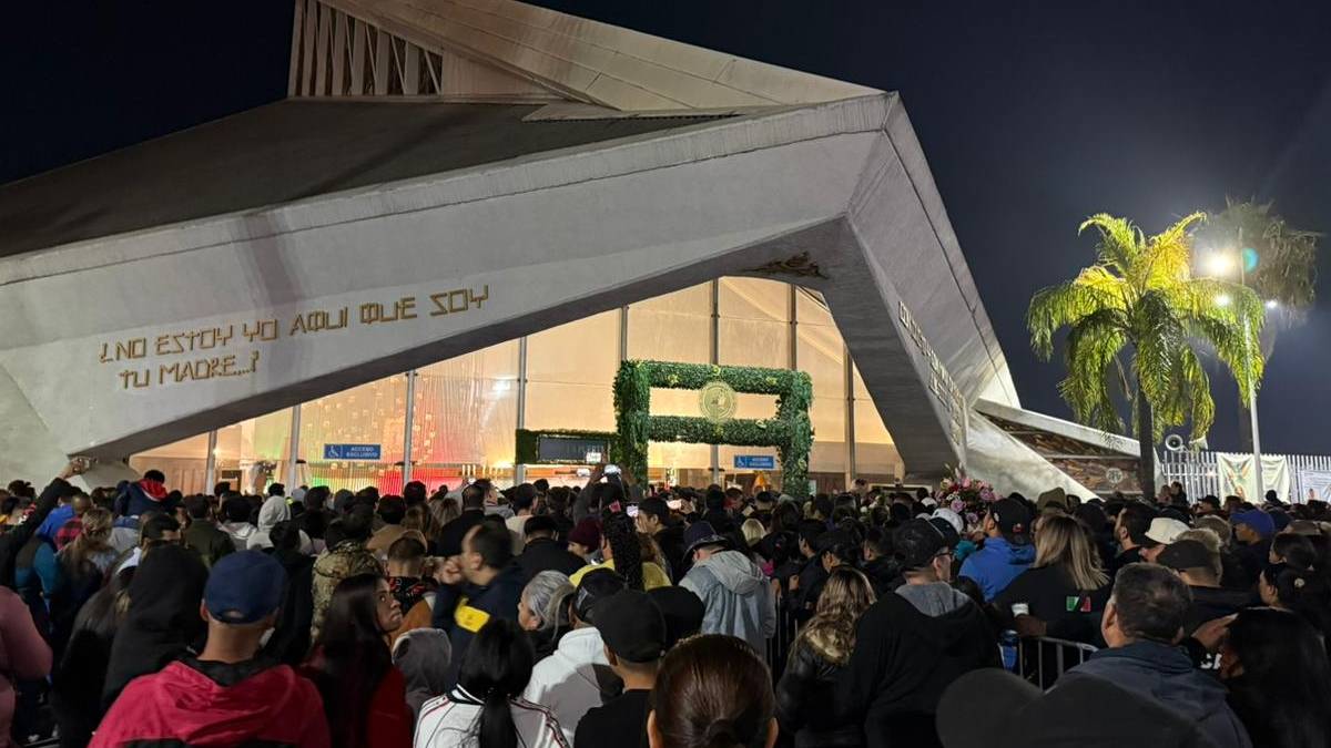 Feligreses Celebran a la Virgen de Guadalupe en la Basílica de Monterrey