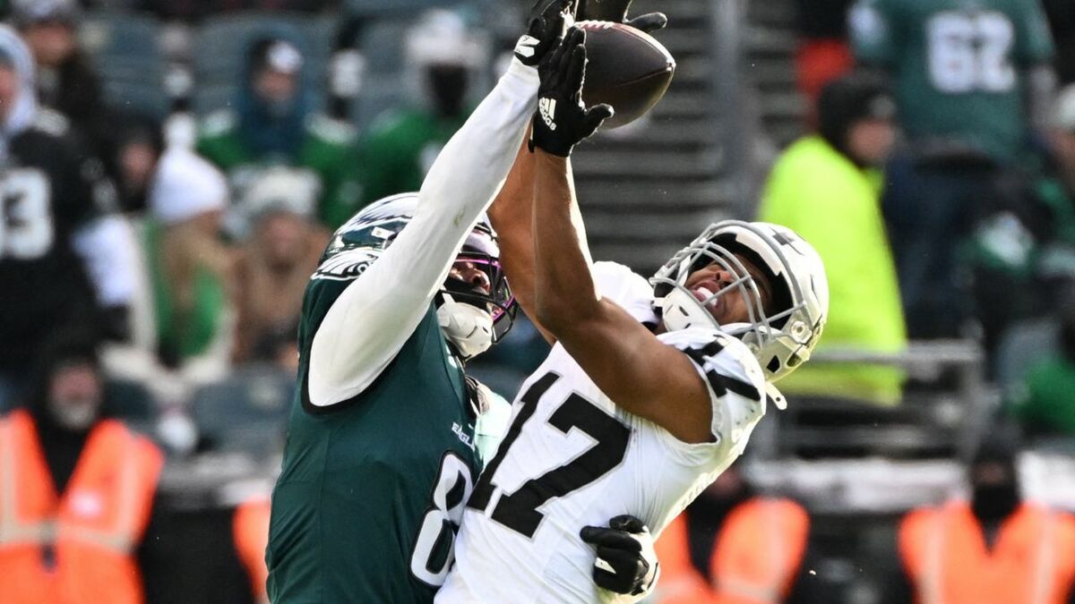 Los Eagles superan a los Raiders y se acercan a la victoria en la división