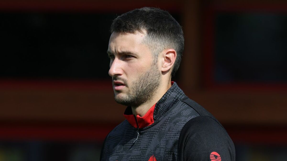 Santiago Giménez: Alta médica confirmada, pero sigue entrenando aparte