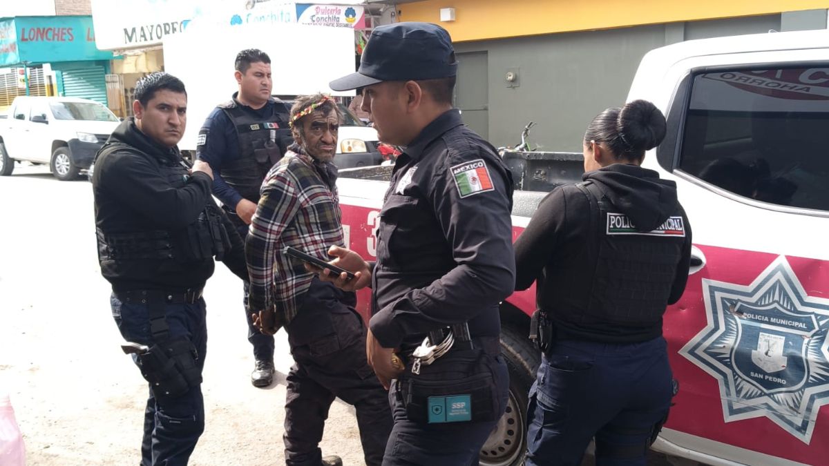 Hombre en Estado de Ebriedad Amenaza a Policías con Cuchillo en La Laguna