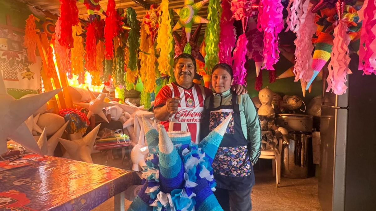 La Tradición de la Piñata: La Familia Ruiz Conserva este Arte Con Creatividad