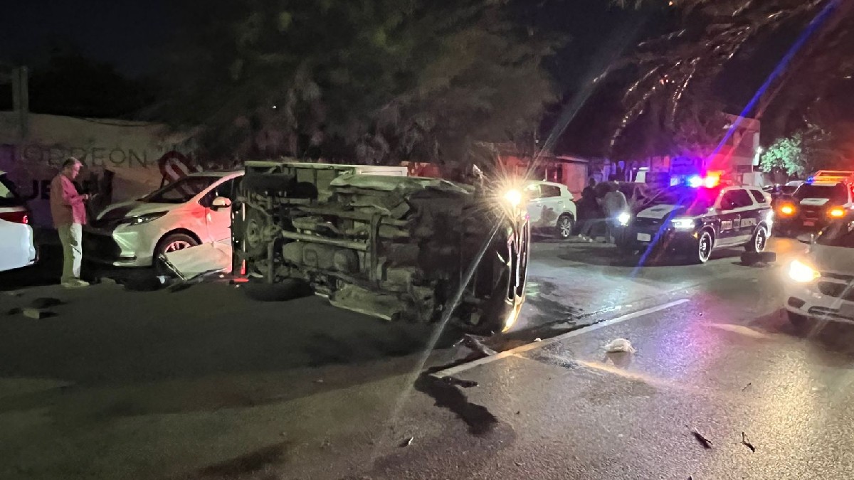 Conductor en Torreón pierde el control y causa volcadura tras chocar cuatro autos