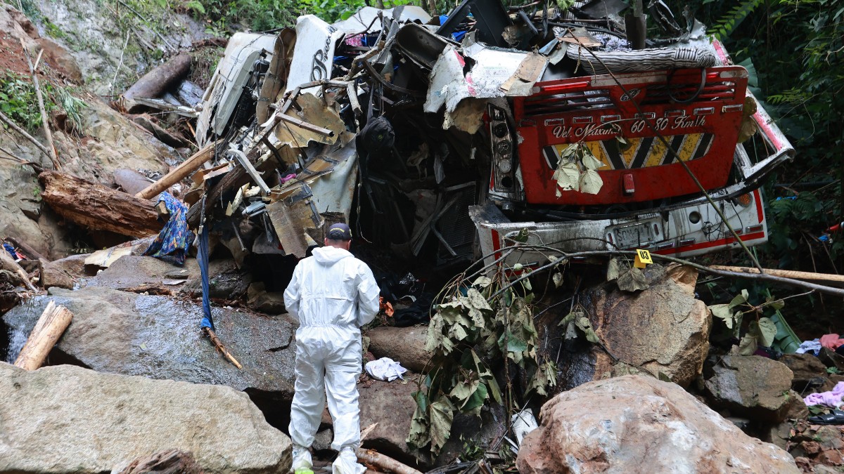 Tragedia en viaje de graduación: autobús se desploma en un abismo, 16 estudiantes fallecen