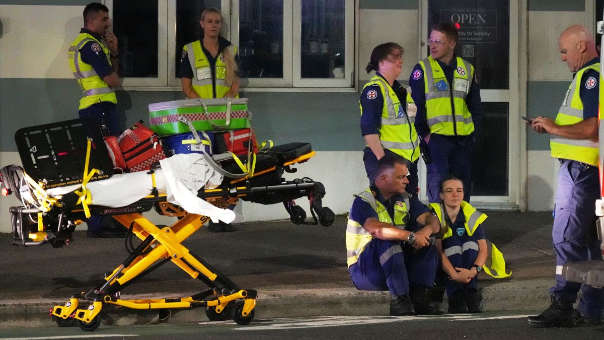 Acto Terrorista Antisemita en Playa de Australia: Padre e Hijo Entre los Sospechosos